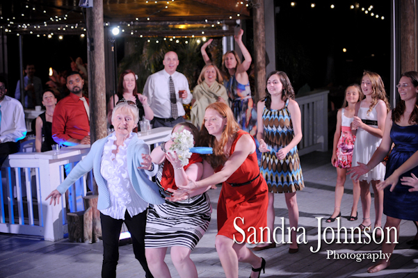 Best Lakeside wedding at Paradise Cove in Orlando, Florida - Wedding photographer - Sandra Johnson (SJFoto.com)